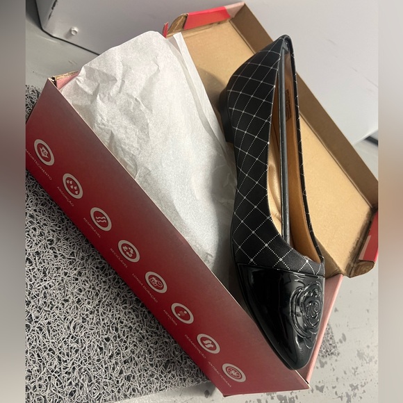 Lady Shoes - Picture 3 of 4